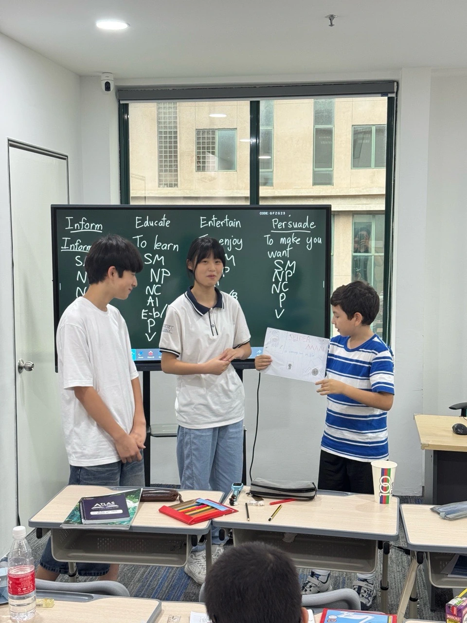 아틀라스 아카데미에서 학생들이 함께 발표하는 수업 장면